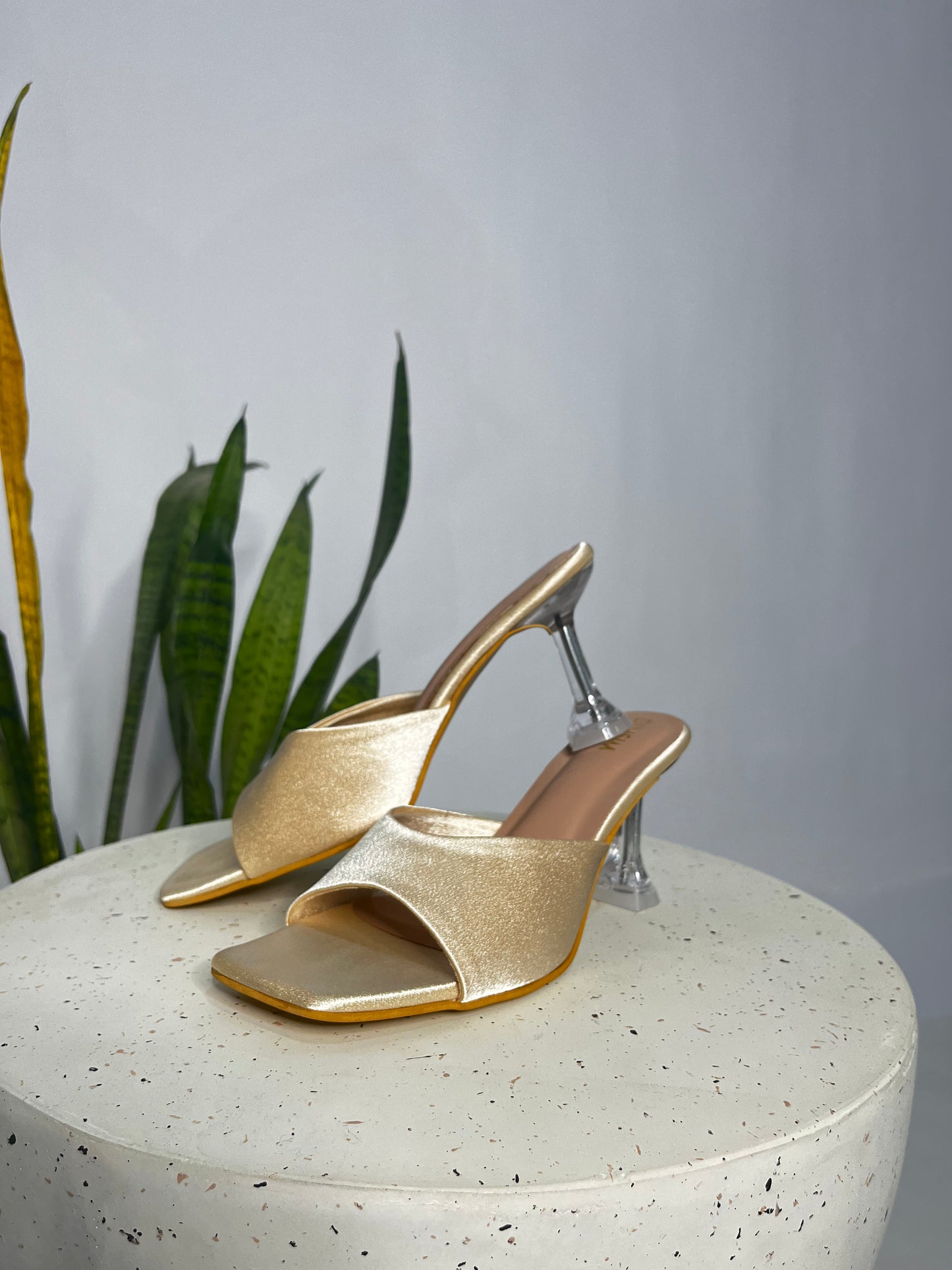 Golden diamond heel